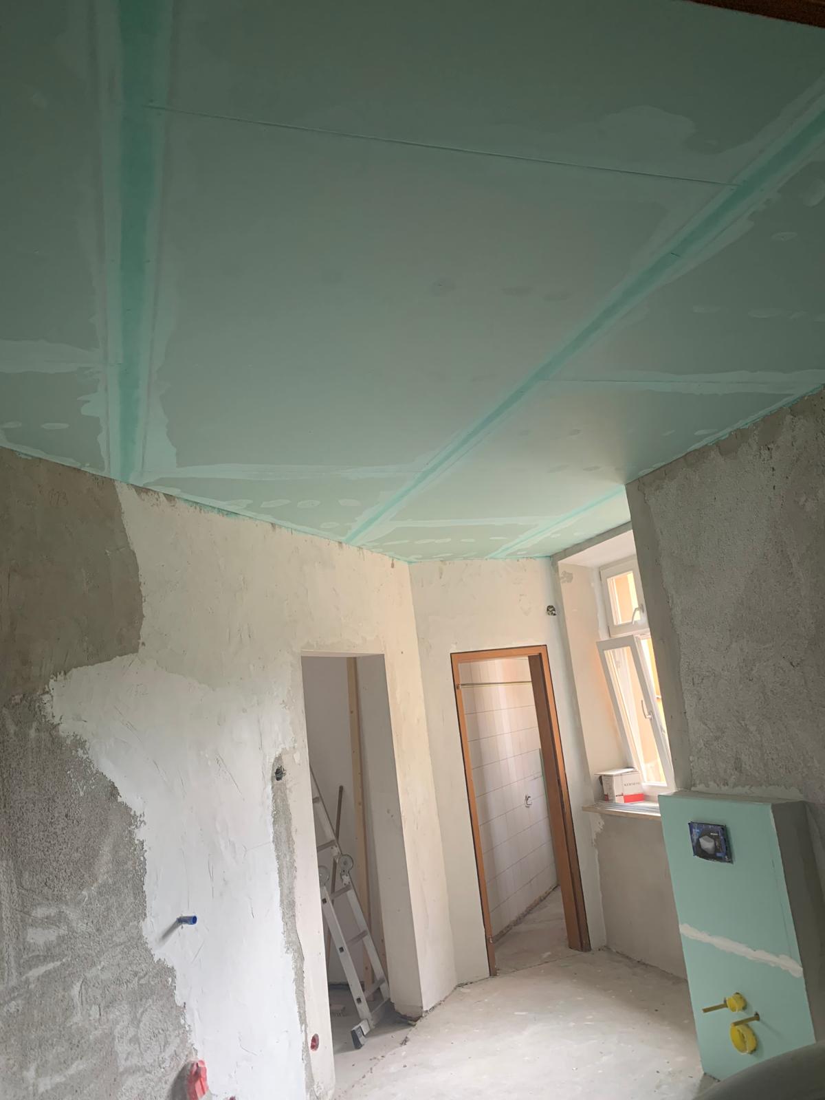 Trockenbau abgehängte Decke mit frisch verspachtelten Platten
