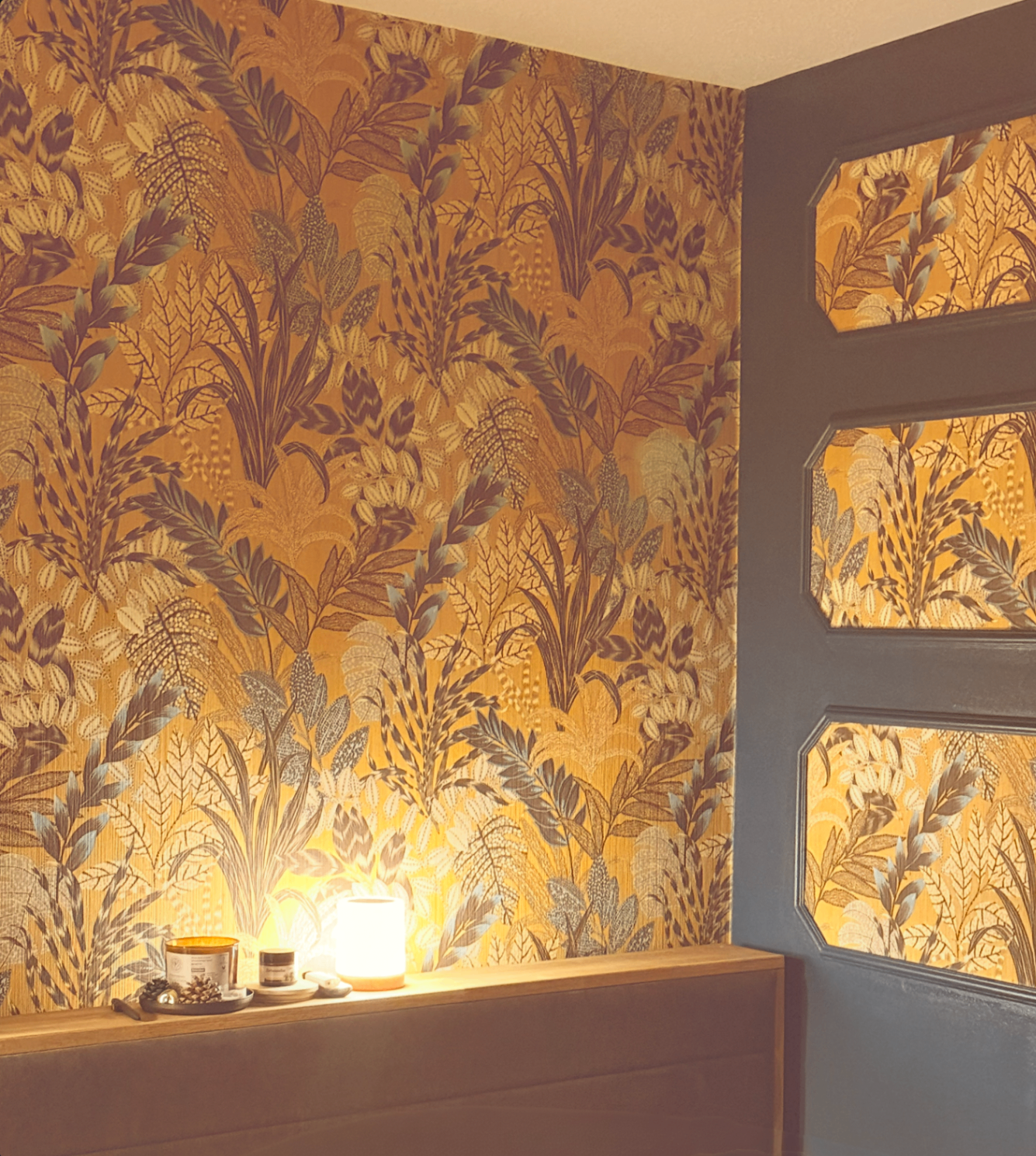Traditionelle Malerarbeiten Tapete mit floralem Muster in Gold- und Blautönen