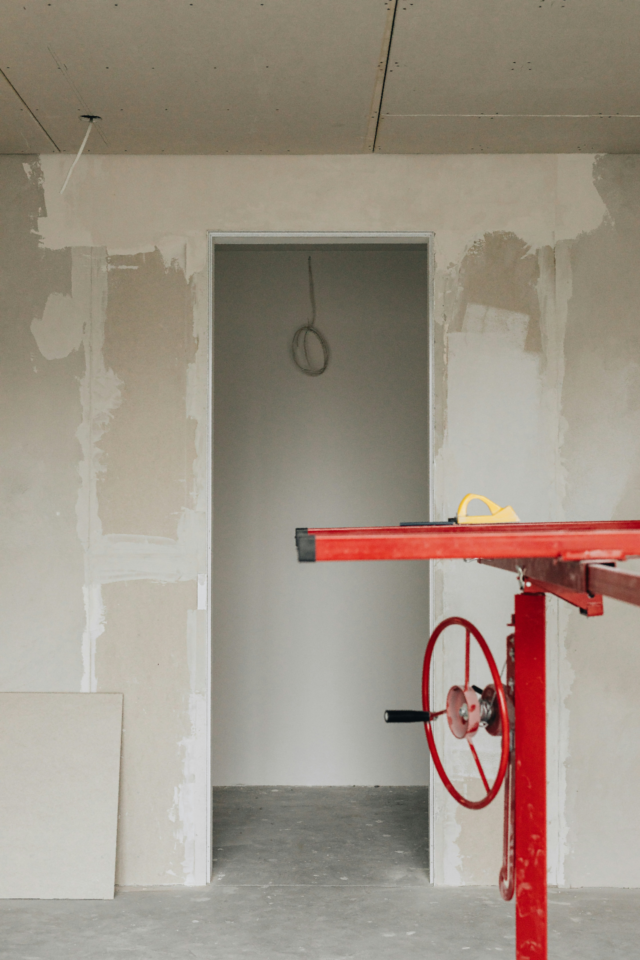 Trockenbau Wand mit Türöffnung, verspachtelt und geschliffen