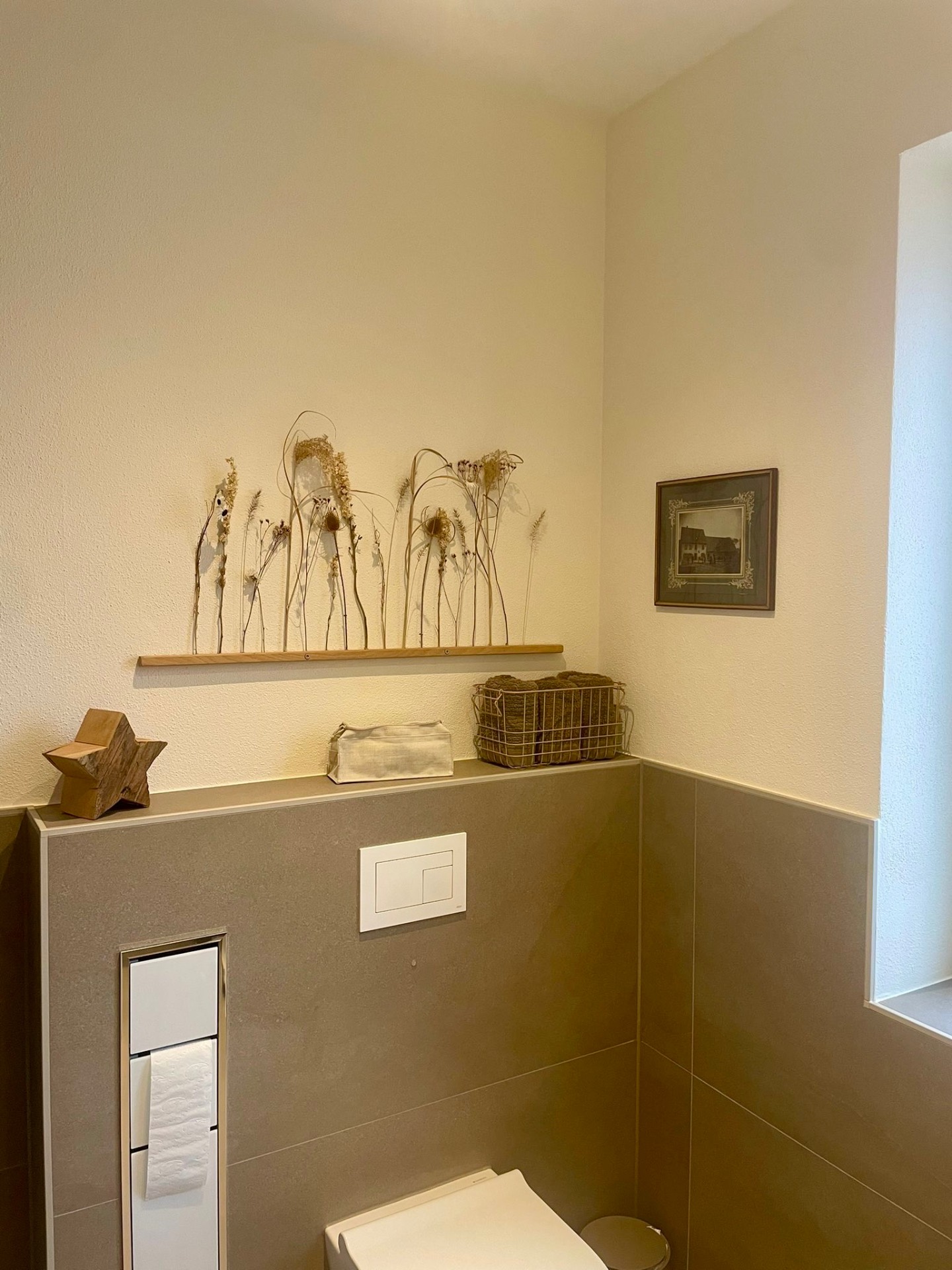 Wandgestaltung Gäste-WC in warmen Naturtönen