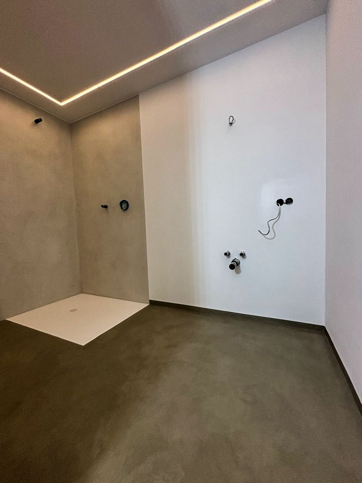 Fugenloses Bad mit Beton-Optik und indirekter Beleuchtung